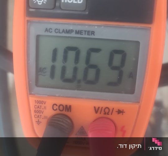 מד זרם עם תצוגה של 10.69 אמפר